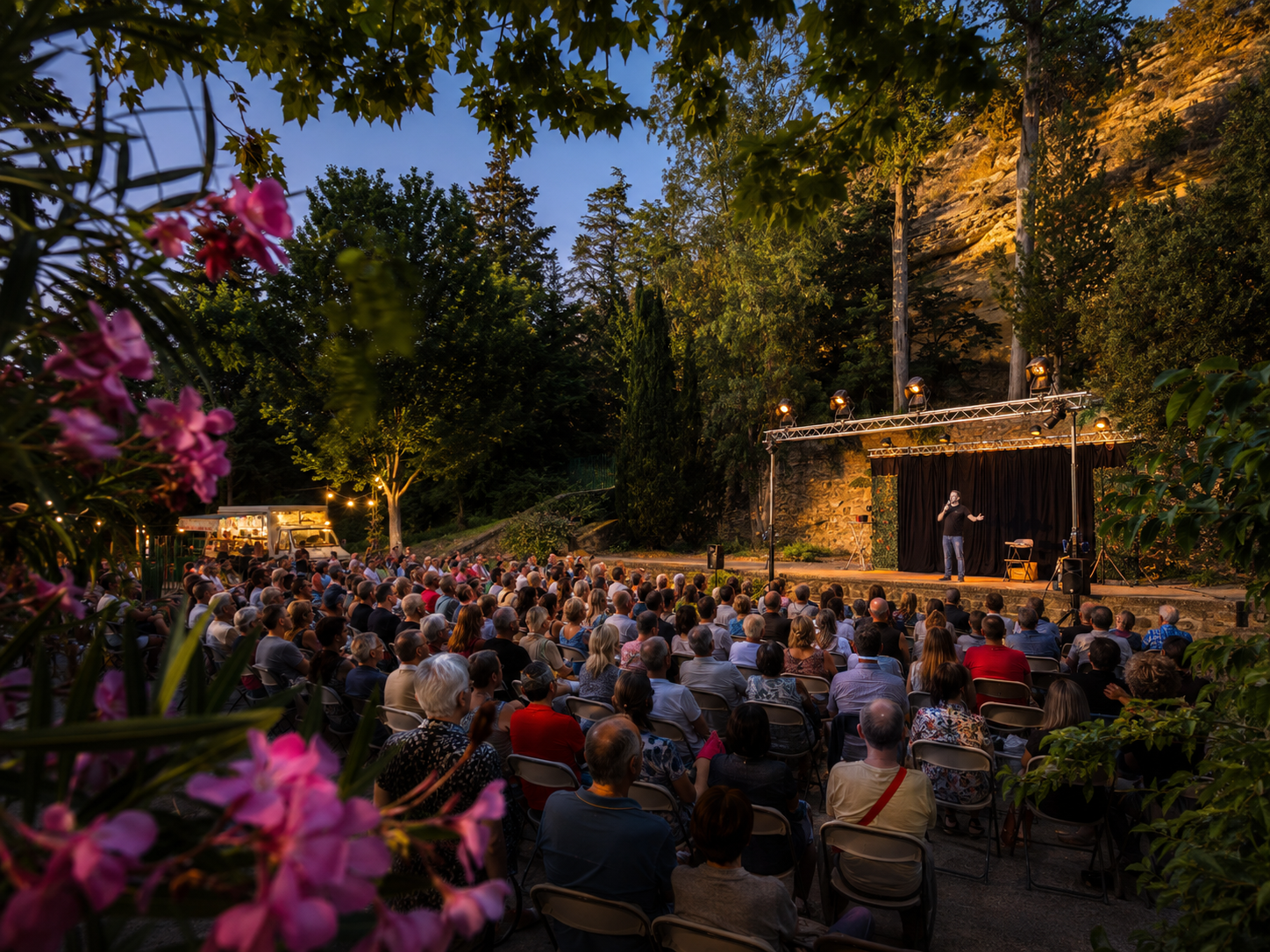 Spectacle de comédie en plein air devant le public du Théâtre de Verdure du Parc de la Poudrerie à Saint-Chamas